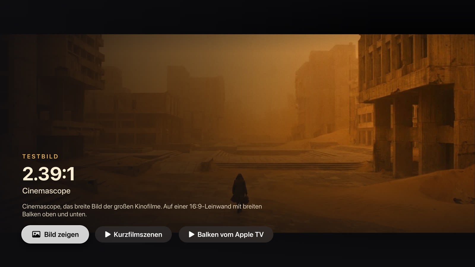 Die Seite Testbild 2.39:1 Cinemascope in der Apple-TV-App mit den Knöpfen Bild zeigen, Kurzfilmszenen und Balken vom Apple TV.