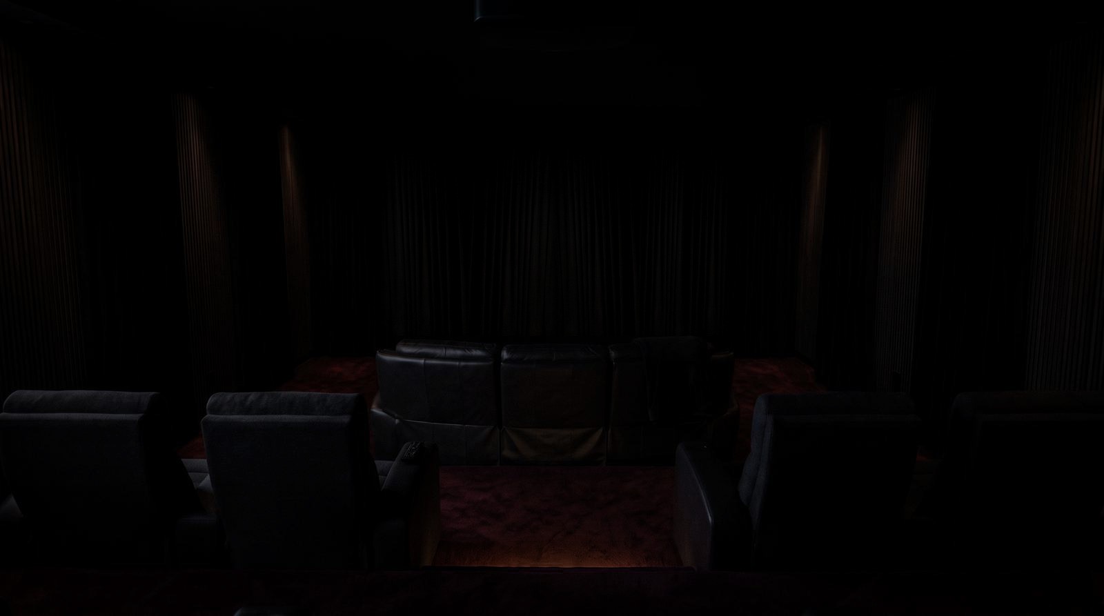Heimkino im Ruhezustand: Licht aus, Beamer aus, Vorhang vor der Leinwand geschlossen (Symbolbild)
