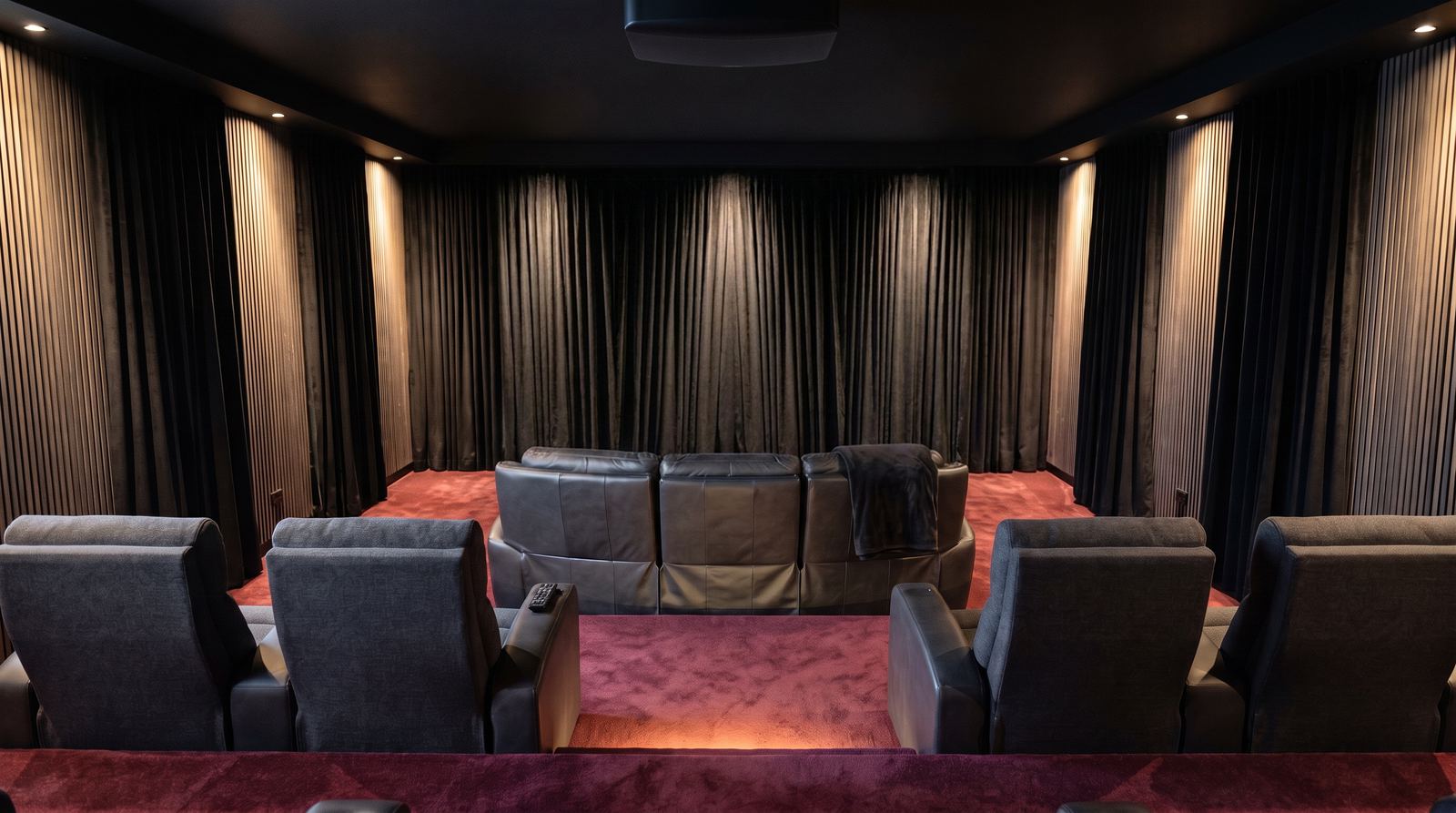 Heimkino wacht auf: Licht an, der Vorhang vor der Leinwand ist noch geschlossen (Symbolbild)