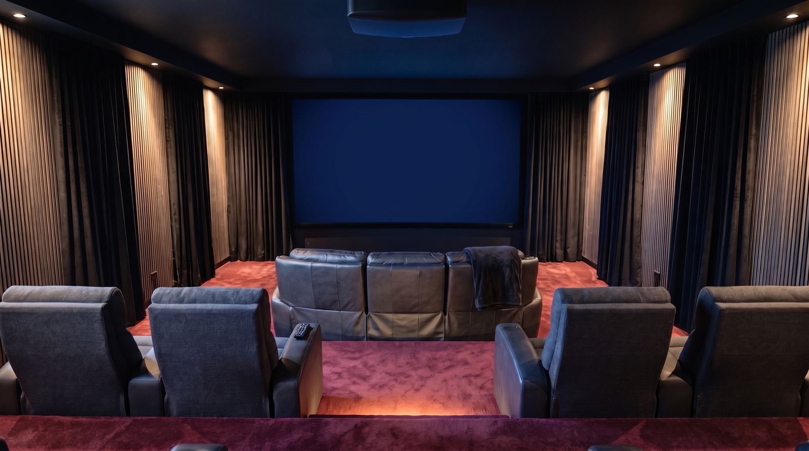 Heimkino wacht auf: Licht an, der Beamer zeigt ein dunkelblaues Startbild (Symbolbild)