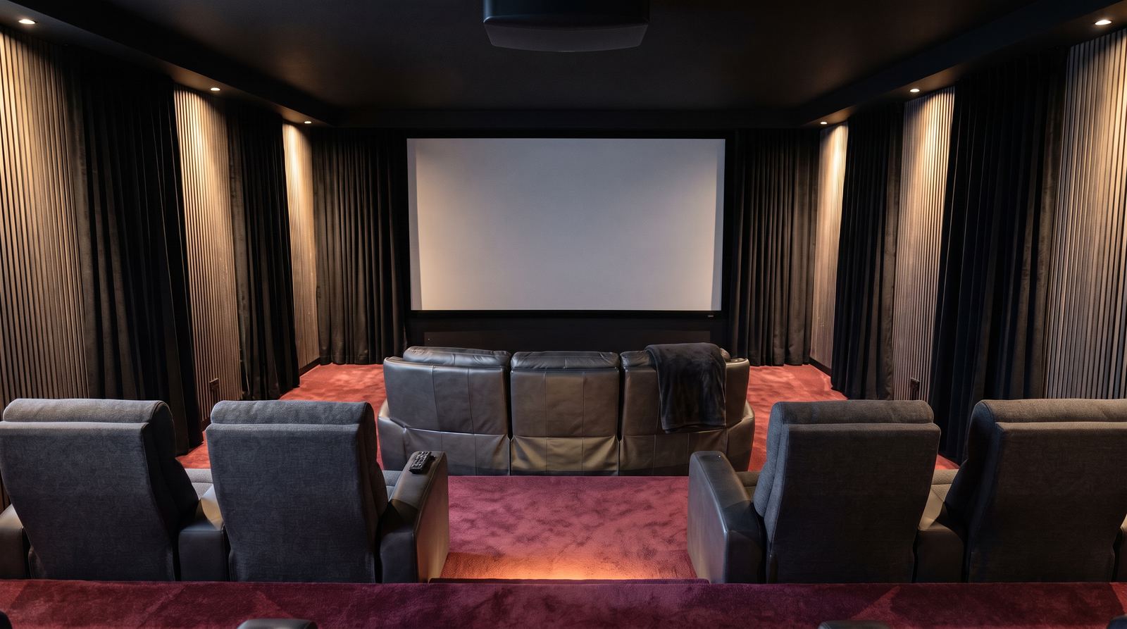 Heimkino nach dem Film: Licht an, Beamer aus, Leinwand leer, Maskierung in Ruhestellung (Symbolbild)