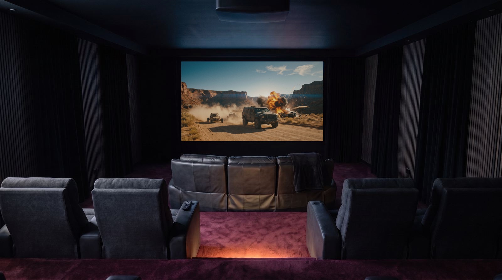 Heimkino mit Wüstenverfolgung auf der Leinwand, das Bild füllt die 16:9-Leinwand ganz aus (Symbolbild)